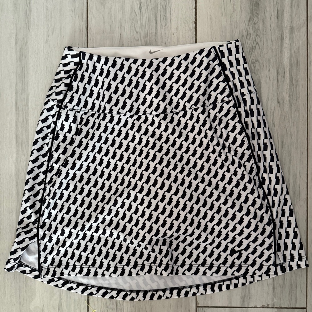 Nike Black and White Geometric Athletic Skort